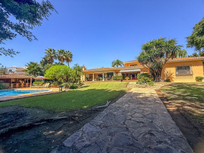 6 Bedroom Detached Villa in El Paraiso - Image 2
