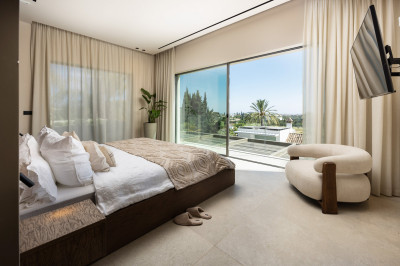5 Bedroom Detached Villa in Nueva Andalucía - Image 3