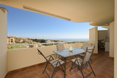 2 Bedroom Middle Floor Apartment in Calahonda - Image 3