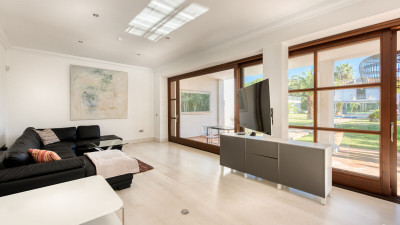 6 Bedroom Detached Villa in Guadalmina Baja - Image 2