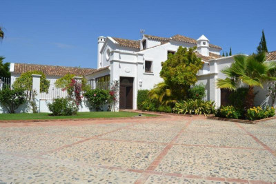 6 Bedroom Detached Villa in Guadalmina Baja - Image 1