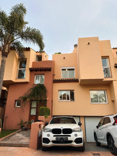 3 Bedroom Townhouse in Nueva Andalucía - Image 1