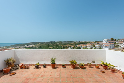 1 Bedroom Top Floor Apartment in Manilva - Image 2