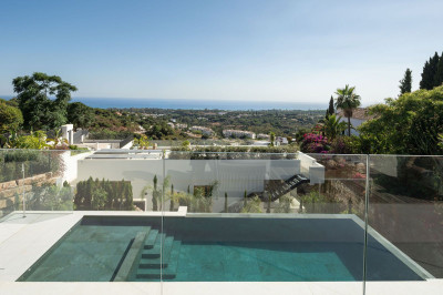 5 Bedroom Detached Villa in Elviria - Image 2