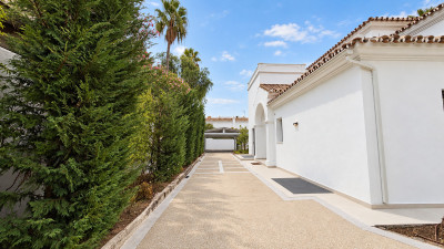6 Bedroom Detached Villa in Guadalmina Baja - Image 4