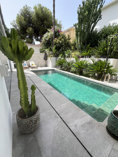 4 Bedroom Detached Villa in Nueva Andalucía - Image 1