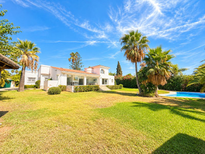 5 Bedroom Detached Villa in El Paraiso - Image 1