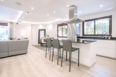 4 Bedroom Semi-Detached House in The Golden Mile - Image 4