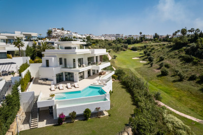 4 Bedroom Detached Villa in Estepona - Image 1