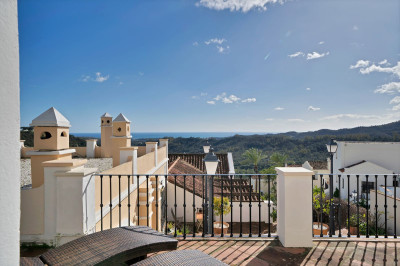 3 Bedroom Townhouse in Benahavís - Image 1