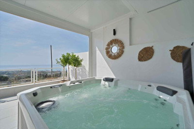 5 Bedroom Middle Floor Apartment in Benalmadena Pueblo - Image 3