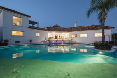 6 Bedroom Detached Villa in El Paraiso - Image 1