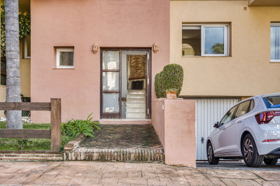 3 Bedroom Townhouse in Marbella - Image 2