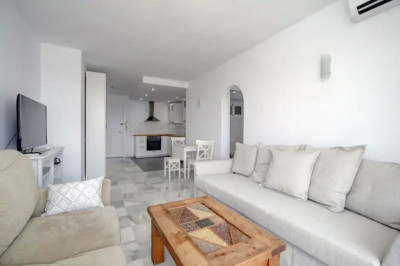 1 Bedroom Middle Floor Apartment in Estepona - Image 5