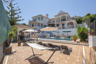5 Bedroom Detached Villa in Mijas - Image 1