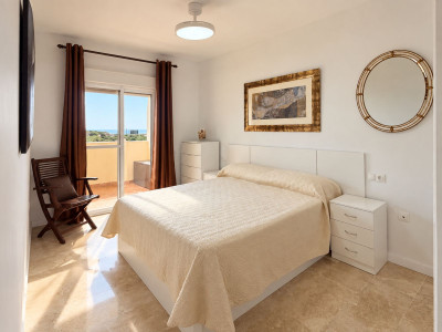 2 Bedroom Middle Floor Apartment in La Duquesa - Image 4