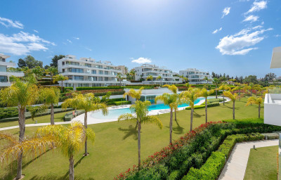2 Bedroom Middle Floor Apartment in Estepona - Image 4