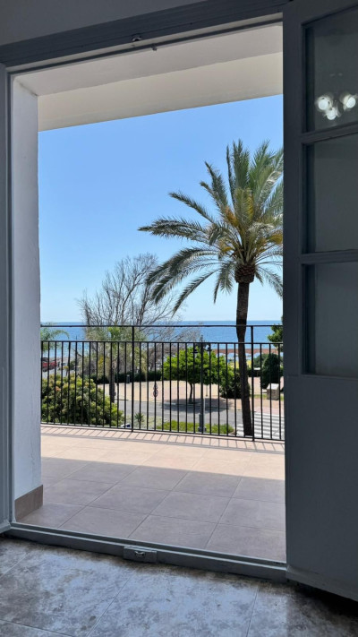3 Bedroom Middle Floor Apartment in Estepona - Image 2