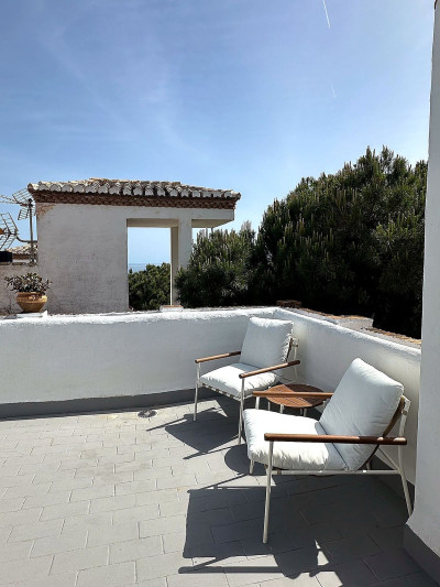 2 Bedroom Top Floor Apartment in Calahonda - Image 4