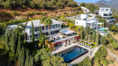 6 Bedroom Detached Villa in Elviria - Image 3