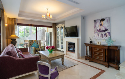 4 Bedroom Semi-Detached House in Nueva Andalucía - Image 2