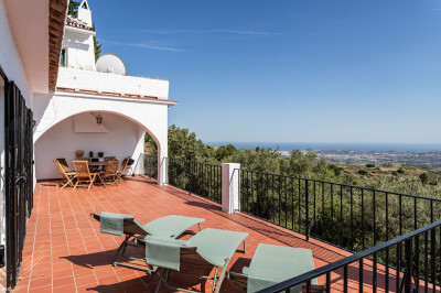 4 Bedroom Detached Villa in Valtocado - Image 1