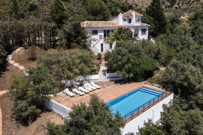 4 Bedroom Detached Villa in Valtocado - Image 2