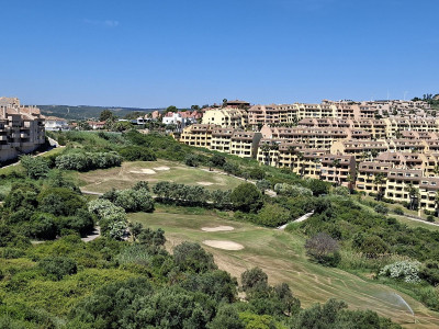 3 Bedroom Penthouse in La Duquesa - Image 1