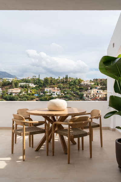 2 Bedroom Middle Floor Apartment in La Quinta - Image 2