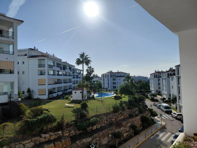2 Bedroom Middle Floor Apartment in Calahonda - Image 1