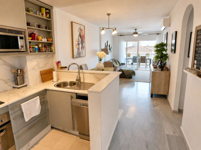 2 Bedroom Middle Floor Apartment in Calahonda - Image 3