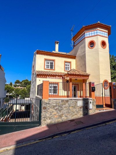 5 Bedroom Detached Villa in Calahonda - Image 1