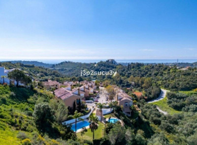 3 Bedroom Semi-Detached House in Estepona - Image 1