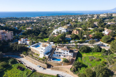 8 Bedroom Detached Villa in Elviria - Image 2