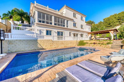 8 Bedroom Detached Villa in Elviria - Image 3