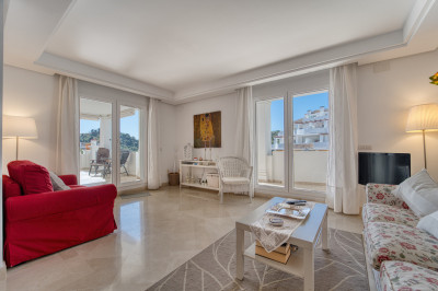 2 Bedroom Middle Floor Apartment in Nueva Andalucía - Image 1