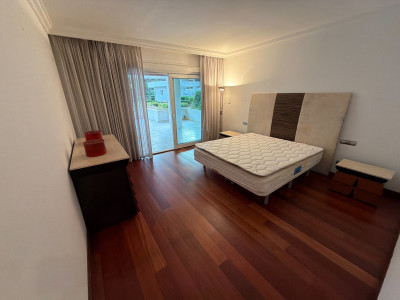 3 Bedroom Ground Floor Apartment in Puerto Banús - Image 5