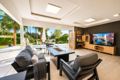 8 Bedroom Detached Villa in El Paraiso - Image 1