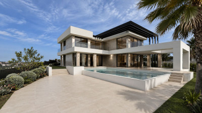 4 Bedroom Detached Villa in Estepona - Image 1