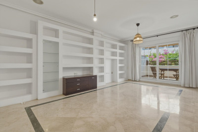 2 Bedroom Middle Floor Apartment in The Golden Mile - Image 5