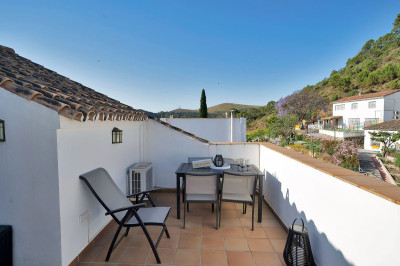 2 Bedroom Top Floor Apartment in Benahavís - Image 4
