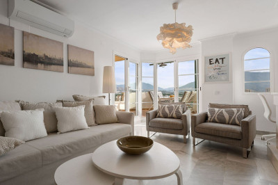 2 Bedroom Middle Floor Apartment in Nueva Andalucía - Image 3