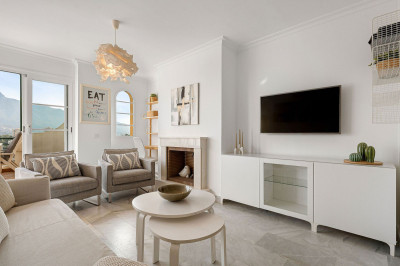 2 Bedroom Middle Floor Apartment in Nueva Andalucía - Image 4