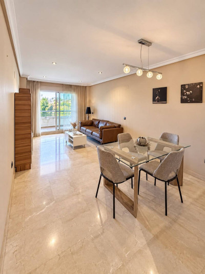 3 Bedroom Middle Floor Apartment in Estepona - Image 2