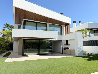 5 Bedroom Detached Villa in Puerto Banús - Image 1
