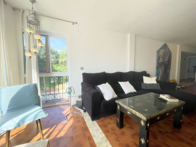 2 Bedroom Middle Floor Apartment in La Duquesa - Image 2