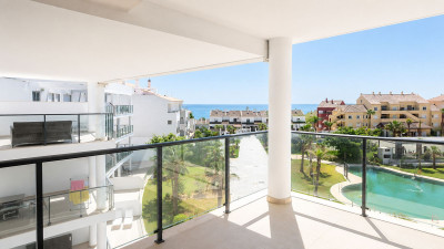 2 Bedroom Middle Floor Apartment in Manilva - Image 4