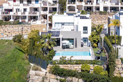 4 Bedroom Detached Villa in Selwo - Image 1