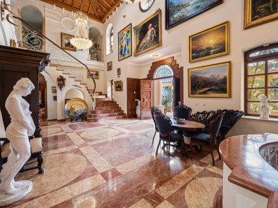 6 Bedroom Detached Villa in Nueva Andalucía - Image 2