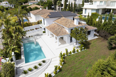 4 Bedroom Detached Villa in Guadalmina Alta - Image 1